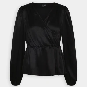  satin blus från vero moda -  tröjan är jättefin och är i jättebra skick knappt använd, den kommer dock inte till användning!