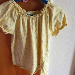 Gul tröga  - Väldigt stretchig och skön och bra skicka knappast anvend☺️ storleken är 122 men känns som 140