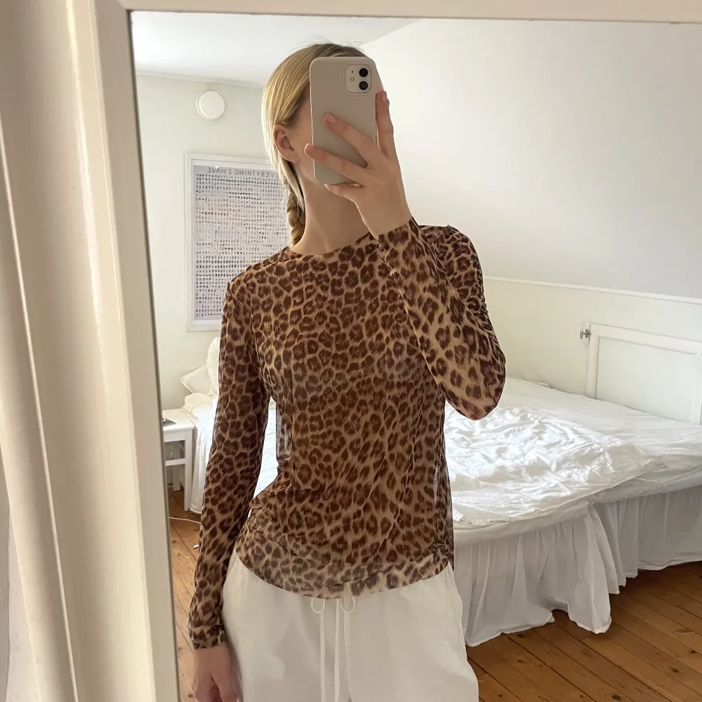 Meshad tröja med leopardmönster från Samsøe Samsøe! Har klippt av kragen då det var en polotröja innan och därför är dragkedjan avklippt 🐆🐆. Toppar.