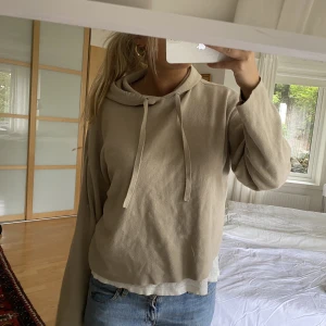 Stickad hoodie - Stickad, lite kortare beige hoodie. Najs med typ en t-shirt under, eller bara som den är 