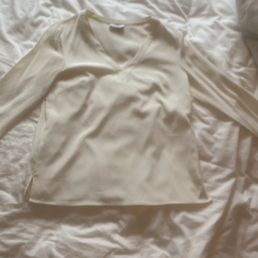Jättefin vit Marville tröja/ blus i siden, nyskick och nypris ca 1500kr.  (Säljer i rosa också). Blusar.