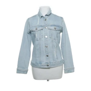 Jeans jacka - Säljer denna jätte fina jeans jackan som jag har köpt på sellpy, jag har aldrig andvänt den då den inte har kommit till andväning