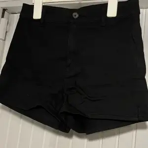 svarta croppade shorts i storlek 38, köpt från h&m divided. jättesnygga med fishnets  under :) 