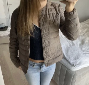 Uniqlo jacka - Säljer min beigea jacka ❣️ använd och har ngr fläckar på sig där av priset!(kan skicka bild på fläckarna privat) bilderna är lånade!