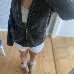 stickad jacka/kofta från zara - säljer denna eftertraktade kofta/jacka från zara!! perfekt för hösten!! jättebra skick