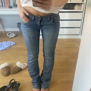 Lågmidjade jeans - Lågmidjade raka jeans. Midja 40 cm, innerben 79 cm. Jag är 161, strl S. I fint skick utöver en fläck som knappt syns framtill (dvs man ser den ens ej på första eller sista bilden) 150kr + frakt KÖP GÄRNA VIA KÖP NU