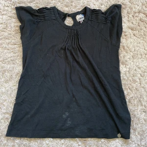 Svart t-shirt  - Super fin svart t-shirt perfekt till en par snygga jeans💕