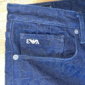 Armani byxor - Säljer mina fina armani byxor med jättefin print över hela byxan. Syns bättre på några av bildern men byxorna är mörkblåa.  De är köpte på armani affär i Italien  De är i storlek 33/s-m