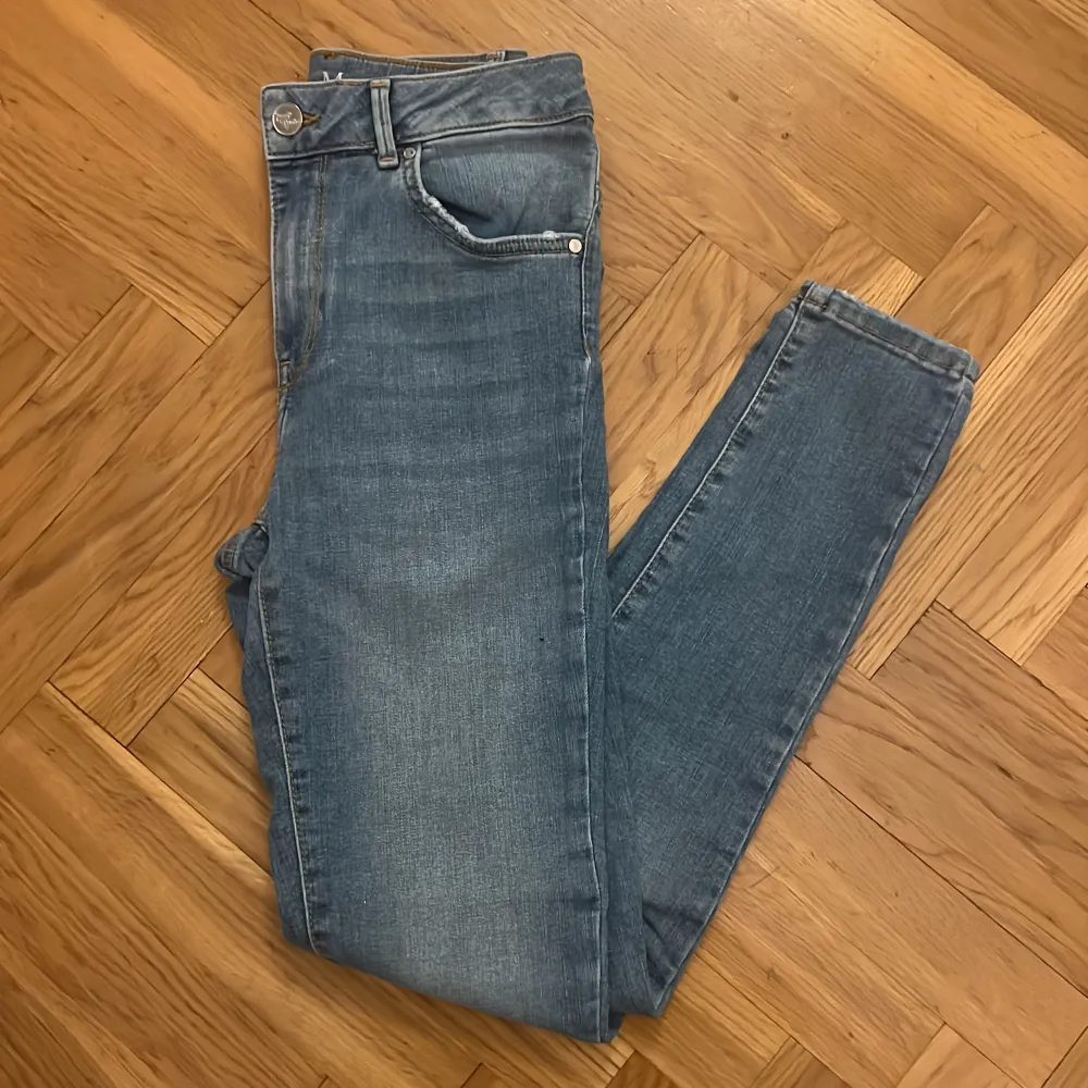 Fina jeans från Bikbok i strl S. Jeans & Byxor.