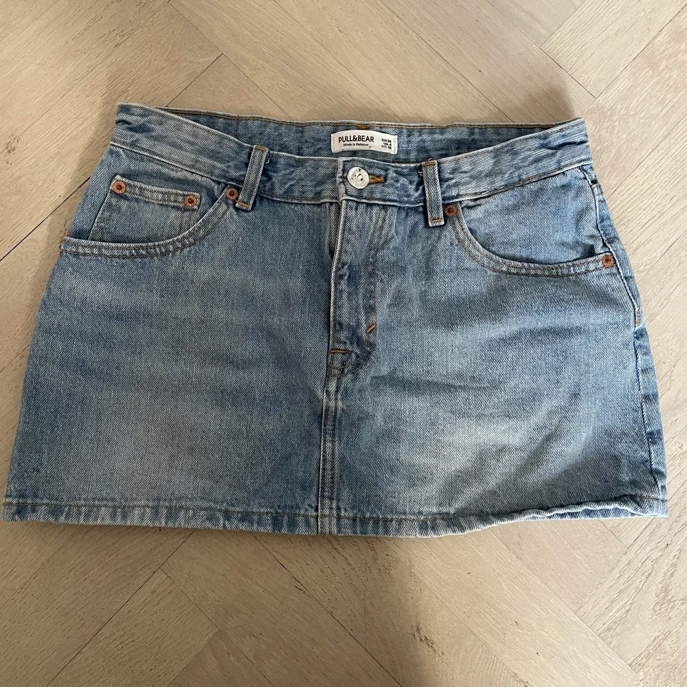 Mini jeanskjol från Pull & Bear i storlek 38. Använd ett fåtal gånger, väldigt bra skick. . Kjolar.