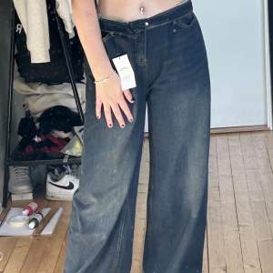 Ett par endast testade såkallade boyfriend jeans från emiol, säljer pga förstora för mig. Köpta för 450