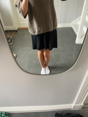 stickad kjol - Säljer min svarta stickade kjol aldrig använd från mango❤️