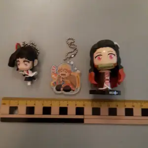 -Kanao keychain 4×6cm boight for 110kr on sfb -Zenitsu acrylic keychain 5×4,5cm bought at a con -Small nezuko figure 5×6,5cm bought for 145kr on sfb I have the boxes to the Nezuko and kanao stuff in good condition! Sell as a set or contact me!