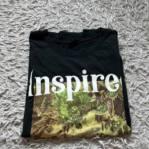Svart t-shirt - En fin svart t-shirt från gina tricot i ett jättefint skick 