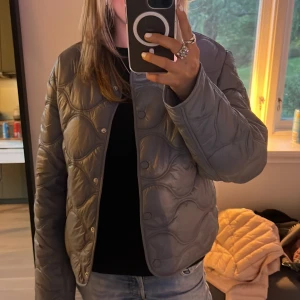 Mango jacka - Superfin blågrå jacka från mango i jättebra skick❤️skriv gärna innan ni köper då jag inte är 100 på att jag vill sälja