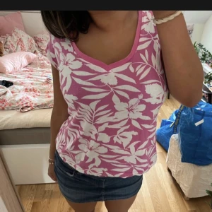 Blommig topp - Söt och somrig sommar topp i lite Hawaii/blomm mönster!!💗🌺🌺
