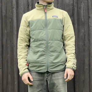 Patagonia jacka - Tjena! Säljer min Patagonia jacka som är perfekt nu till hösten då det är en tunnare allvädersjacka. Den är välanvänd men trots det fortfarande i väldigt gott skick, 9/10. Hör av dig vid minsta lilla fundering och var inte rädd för att pruta!