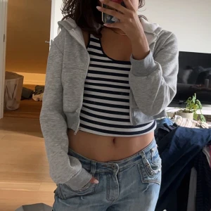 Kort huvtröja - Säljer denna kroppade hoodie. 😊