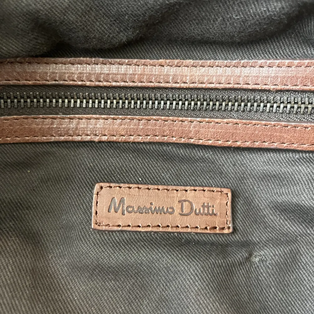 Fin axelbandsväska med detaljer från Massimo Dutti, finns innerfickor och stängs med magnetknapp. Mörkblå med brunt läder, axelbandet går att justera. Bra skick!. Väskor.