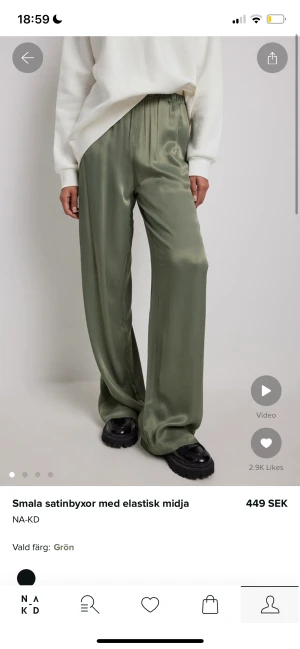 Gröna satinbyxor - Superfina gröna satinbyxor från NA-KD. Helt nya med lapp kvar men tyvärr för långa i benen och har inte tagit tag i att sy upp dem. Är ca 162 cm och dem är väldigt långa i benen. Är i storlek 34. Nypris 449:-💞💞💕🌸🌸