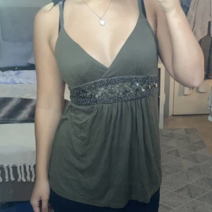 Grön topp med paljetter 🧚🏻🧚🏻 - Supersnygg topp, kan användas till allt från fest till skoldag. Vaddering vid brösten och superbekväm. Axelbandet går att justera 💚💚