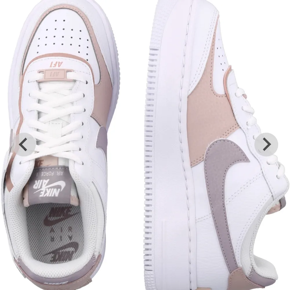 Säljer dessa superfina Nike airforce 1 skorna som inte finns att köpa längre💗 säljer då de inte passar mig längre💗 hyfsat bra skick, inga slitningar💗 . Skor.