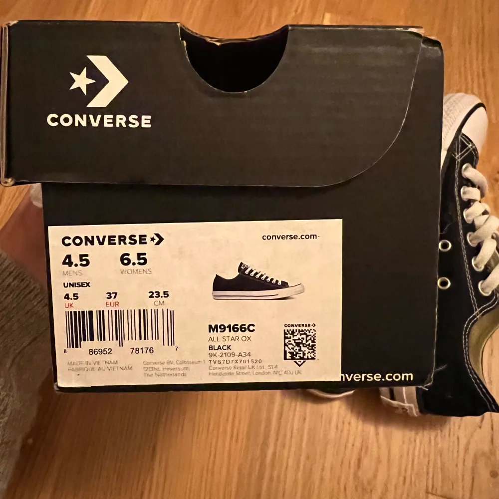 Converse låga i svart färg endast använda en gång! Säljs då storleken ej passar 💕. Skor.