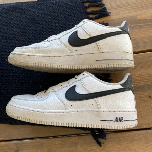 Svart vita af1 - Riktigt snygga af1 säljer för att dem är för små. Pris kan diskuteras vid snabb affär storleken är 38 men passar 39/40