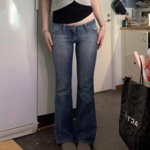 så snygga lågmidjade bootcut jeans från big star som tyvärr är lite för små för mig! i fint skick. midjemått: 38 cm rakt över, innerbenslängd: ca 80 cm. jag är 165/166 cm för referens