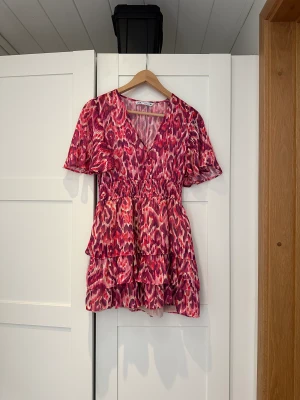 Drömmig zara klänning 🩷 - Livets klänning 🩷 storlek m men sitter som en s! Hur fin som helst, endast testad! försten till kvarn. Klicka gärna på köp nu ❤️