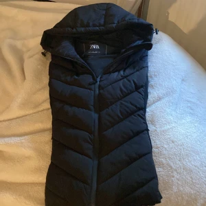 Zara väst S 250kr - Använt 2 gånger bra skick inga skador jätte snygg men förstor för mig storlek S passar folk i xs också ❤️kostar igentligen 500 men säker till 300