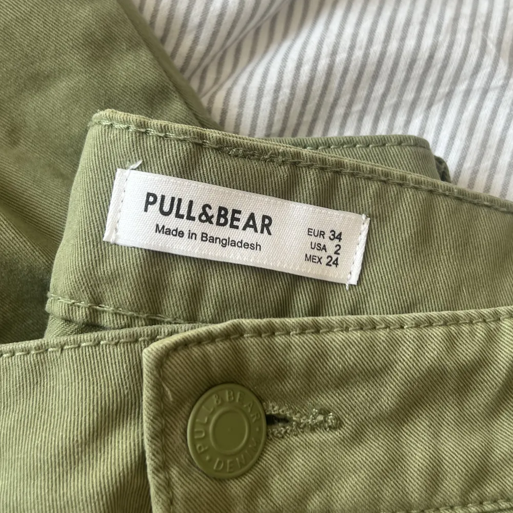 Byxor från PULL&BEAR i storlek 34. Köparen står för frakten💖. Jeans & Byxor.