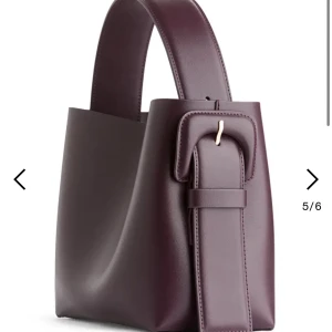 Arket väska  - Tänkte sälja min arket väska för den kommer inte till användning. Knappt använd 