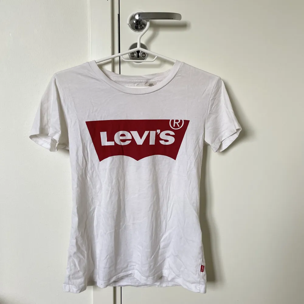 Levi’s T-shirt i Strl Xss. Nypris - 319 Använd fåtal gånger. . T-shirts.