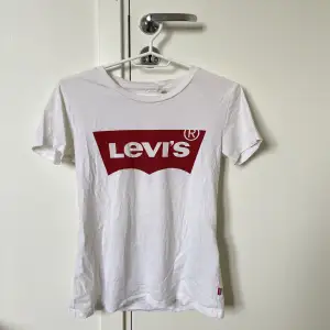 Levi’s T-shirt i Strl Xss. Nypris - 319 Använd fåtal gånger. 