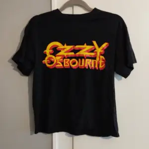 Svart t-shirt med Ozzy osbourne tryck. Nästan aldrig använd och i bra skick.💛❤️