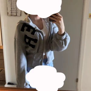 Tröja - En skön zip tröja.  Jag är 158 och den är lite för stor. Säljer den då jag inte använder den 
