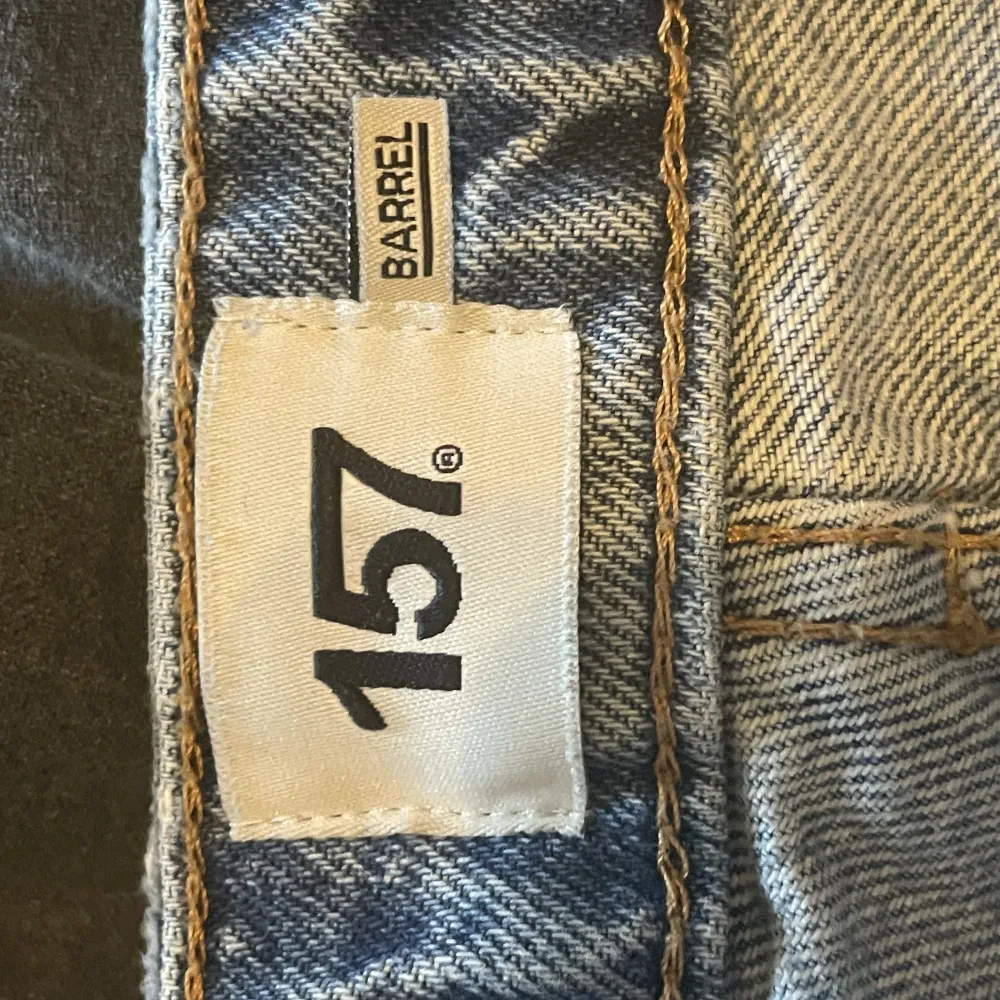 Jeans från Lager 157 i stilen Barrel. Hål på knäna och välanvända. Lite slitet på fickorna men ingen annat. De är i storlek Xl men skulle säga att de mer passar en L. Säljs för 80kr+ frakt✨. Jeans & Byxor.