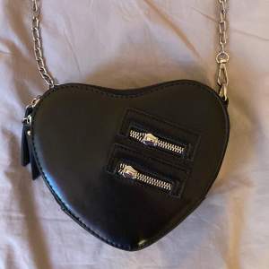 En elegant Väska i hjärta form i gott skick Ej trasig inuti! Vid frågor om mer bilder skriv 💫priset kan diskuteras 