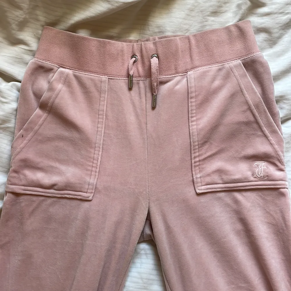 Rosa juicy couture byxor, lite smutsiga nere vid fotändan men ingenting som inte går att tvätta. 💕pris går att diskutera!. Jeans & Byxor.