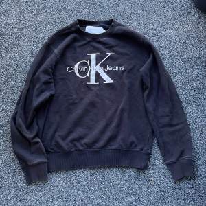 Säljer denna snygga sweatshirt från Calvin Klein då den är för liten för mig. Det är storlek M men är lite liten i storleken, så den passar S också. Använd men i bra skick. Nypris: 1100. Mitt pris 150. 