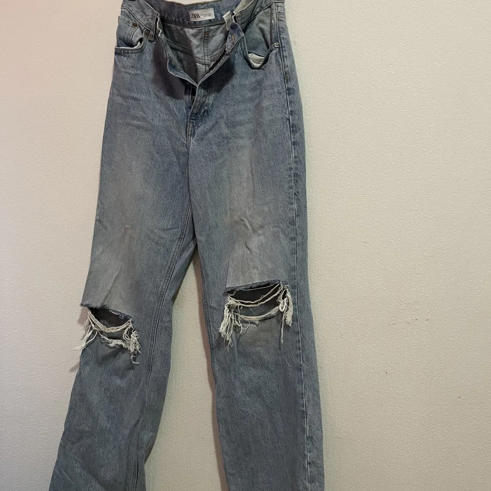 Jeansen från zara storlek 40, den är stor för mig . Jeans & Byxor.