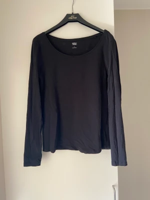 Långärmad topp/T-shirt  - Säljer denna långärmade t-shirt/tröja. Jätte skön men blivit för liten för mig. Storlek large. Bra skick.