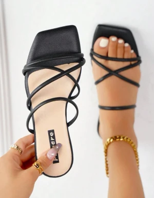 Eleganta tofflor - Säljer mina oanvända tofflor som var för stora för mig! De var supersköna när jag prövade de och materialet är mjukt. Mycket eleganta och passar till finare kläder så som kjolar, klänningar. 100 styck, 165 för båda.