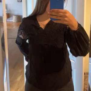 Gullig blus - Säljer denna blus ifrån Reserved som är i storlek 36💗
