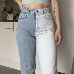 Jeans - Säljer dessa tvåfärgade jeans från Pull&bear i storlek 34. Något långa på mig som är 161 cm. Fint skick!🩵