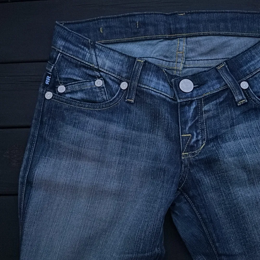 Rock & republic super lowrise jeans i fin blå färg. Bootcut innerben 83cm midjan 74cm gren 15cm👌Dom är tunnare i jeansen och väldigt smirkande detaljer🫐 ett måste för jeans älskare att få äga ett par sådana. Nypris 3200kr Victoria Beckham 🌟Nytt. Jeans & Byxor.