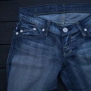 Lowrise rock & republic  - Rock & republic super lowrise jeans i fin blå färg. Bootcut innerben 83cm midjan 74cm gren 15cm👌Dom är tunnare i jeansen och väldigt smirkande detaljer🫐 ett måste för jeans älskare att få äga ett par sådana. Nypris 3200kr Victoria Beckham 🌟Nytt