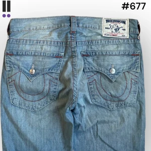 true religion #677 jeans  - True Religion jeans i model Straight 💜 Tag 33W 💜Midja (rakt över) 45cm 💜 Innerben 86cm 💜 Ytterben 113cm 💜 Benöppning 23cm 💜 Tunt material 💜Våra mått blir W=35 och L=33 💜 Men jämför alltid måtten med dina bästa jeans💜677
