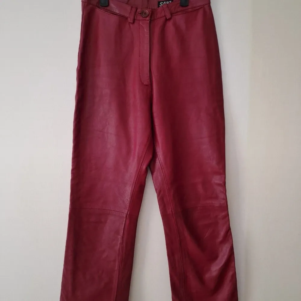 Vintage röda byxor. Inga defekter. Äkta läder. Storlek 36, men passar som 34.  . Jeans & Byxor.